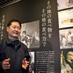 植村さんの魅力は「笑顔」と話す宇都宮岳尚さん＝植村直己冒険館