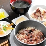 カニ工房まるやの「ホタルイカ釜飯」（香美町提供）