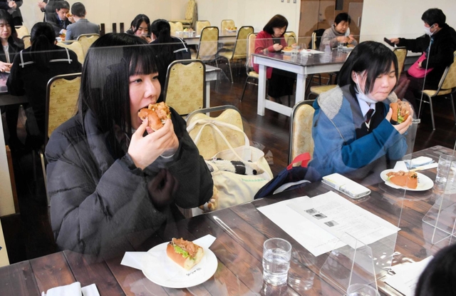 料理を味わって意見交換した試食会＝山城の郷