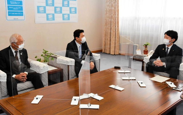 特別支援学校の統合について議論の進め方などを確認する（右から）斎藤元彦知事と関貫久仁郎市長、広瀬栄市長＝神戸市中央区、県庁