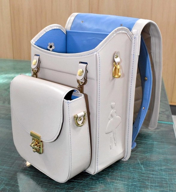 外ポケットの代わりに取り外してポシェットとして使用できる作りになっている＝豊岡市出石町町分