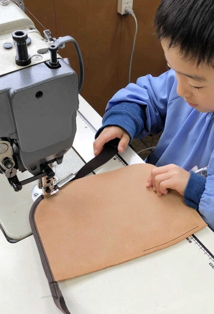 ４歳の時にはカーブの縫製もお手のものに（坂井一樹さん提供）＝豊岡市出石町町分