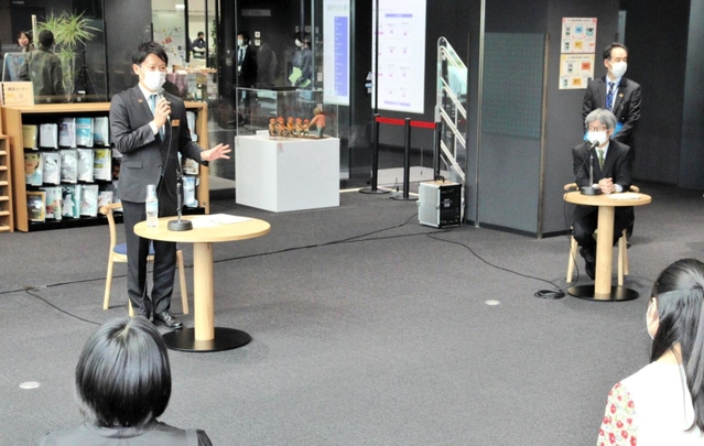 芸術文化観光専門職大の視察で学生と意見を交わした斎藤元彦知事＝同大