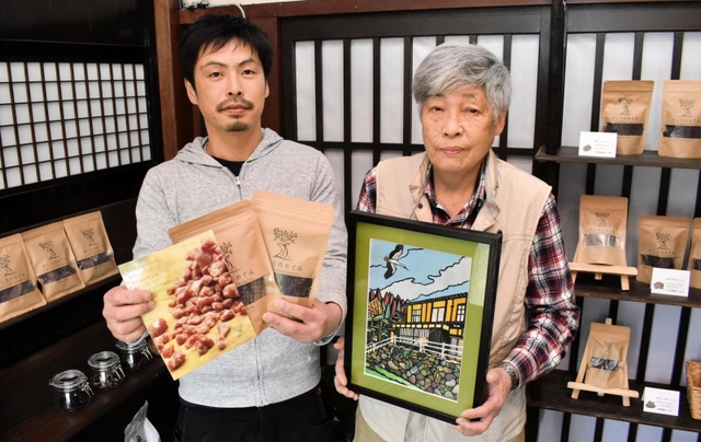 築約９０年の民家でショップをオープンした白井壮さん（左）と記念の切り絵を作成した剪画家の坂田陽一さん＝豊岡市日高町八代