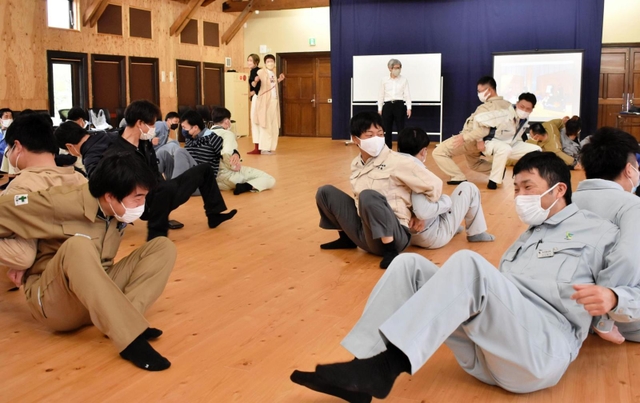 演劇ワークショップに参加する建設企業の若手社員ら＝兵庫県豊岡市日高町日置