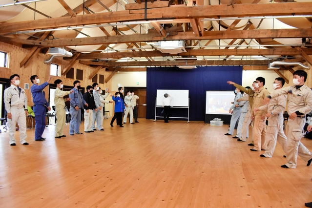 演劇ワークショップに参加する建設企業の若手社員ら＝兵庫県豊岡市日高町日置