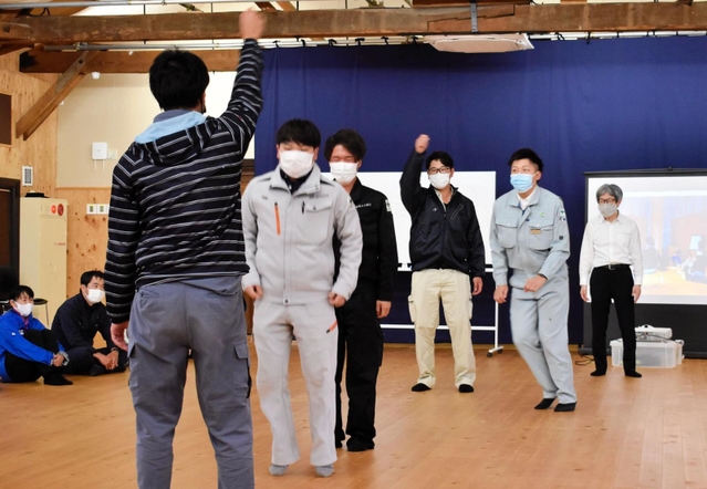 「エア大縄跳び」に取り組む建設企業の若手社員ら＝兵庫県豊岡市日高町日置