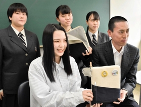タブレットケースを開発した豊岡総合高校の生徒（後列）ら＝豊岡市加広町