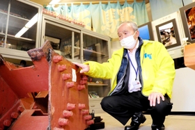「地域の鉄道の歴史がここにある」と話す岡田芳明さん。余部鉄橋の橋脚に使われた鋼材が存在感を放つ＝新温泉町浜坂