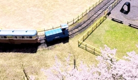 上空のドローンから撮影された一円電車。マッチ箱のような車体がゆっくりと動く＝養父市大屋町明延（養父市提供）