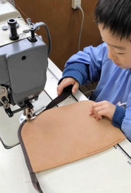 ４歳の時にはカーブの縫製もお手のものに（坂井一樹さん提供）＝豊岡市出石町町分