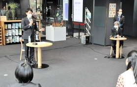 芸術文化観光専門職大の視察で学生と意見を交わした斎藤元彦知事＝同大