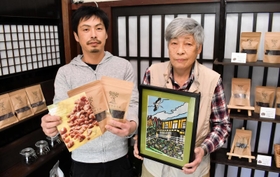 築約９０年の民家でショップをオープンした白井壮さん（左）と記念の切り絵を作成した剪画家の坂田陽一さん＝豊岡市日高町八代