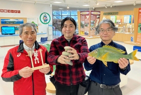 連携協定を結んだ（左から）木の殿堂の池田行夫副館長、道の駅「あゆの里矢田川」の阿瀬大典駅長、ジオパークと海の文化館の西田昭夫館長＝同館