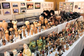 国内外の旅先の土産などを集めた展示会＝朝来市山東町楽音寺