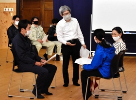 演劇ワークショップに参加する建設企業の若手社員らに語りかける劇作家の平田オリザさん（中央）＝兵庫県豊岡市日高町日置