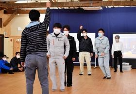 「エア大縄跳び」に取り組む建設企業の若手社員ら＝兵庫県豊岡市日高町日置