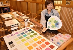 落ち着いた空間で和紙アートのワークショップを楽しめる＝さんぽう西村屋