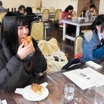 料理を味わって意見交換した試食会＝山城の郷