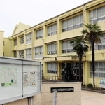 出石特別支援学校と統合する計画が打ち出された豊岡聴覚特別支援学校＝豊岡市三坂町