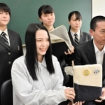 タブレットケースを開発した豊岡総合高校の生徒（後列）ら＝豊岡市加広町