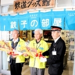 長年スタッフとして貢献してきた（左から）岡田芳明さんと前田清治さんに花束を手渡す西村銀三町長＝新温泉町浜坂