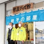 愛用した黄色のジャケットを着て閉館のあいさつをする（左から）岡田芳明さんと前田清治さん＝新温泉町浜坂