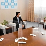 特別支援学校の統合について議論の進め方などを確認する（右から）斎藤元彦知事と関貫久仁郎市長、広瀬栄市長＝神戸市中央区、県庁