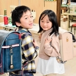 スパイダーマンをイメージした自作のランドセルを背負う坂井翔君（左）と妹の帆海さん＝豊岡市出石町町分