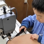 ４歳の時にはカーブの縫製もお手のものに（坂井一樹さん提供）＝豊岡市出石町町分