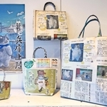 特集紙面を使った「デブ猫新聞バッグ」。神戸新聞広谷大屋専売所の長島敏行所長が作った＝豊岡市寿町、神戸新聞但馬総局