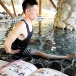 温泉に漬かりながら行うストレッチのノウハウをまとめたパンフレットを手掛けた阿瀬宏太さん＝新温泉町湯