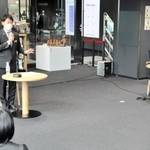 芸術文化観光専門職大の視察で学生と意見を交わした斎藤元彦知事＝同大