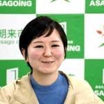 オオサンショウウオの調査、研究に当たる地域おこし協力隊の高木香里さん＝朝来市役所