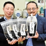 ケンサキイカの沖漬け用のたれを企画した森俊介さん（左）と花房靖裕社長＝豊岡市竹野町竹野