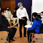 演劇ワークショップに参加する建設企業の若手社員らに語りかける劇作家の平田オリザさん（中央）＝兵庫県豊岡市日高町日置