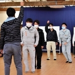「エア大縄跳び」に取り組む建設企業の若手社員ら＝兵庫県豊岡市日高町日置