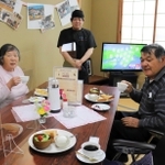喫茶店の空白地で「ふれあい喫茶」を始めた地域おこし協力隊の松井黎於さん（中央）＝養父市三谷