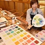 落ち着いた空間で和紙アートのワークショップを楽しめる＝さんぽう西村屋