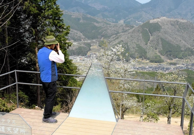 立雲峡テラスに設置された新モニュメント（中央）＝朝来市和田山町竹田