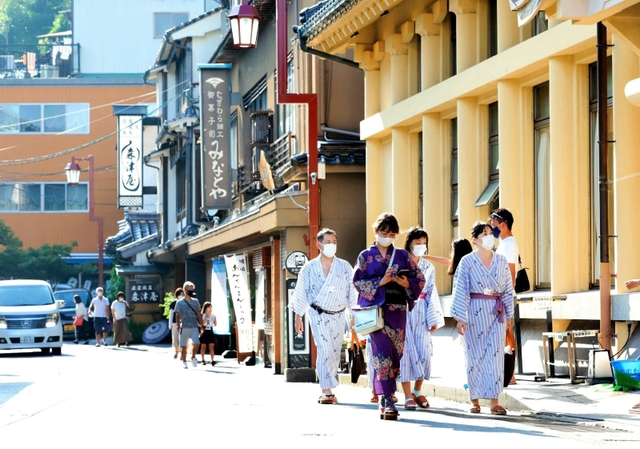 城崎温泉街を歩く観光客。旅館やホテル、飲食店などが一帯の宿泊予約状況を共有する取り組みが始まる＝２０２０年８月撮影