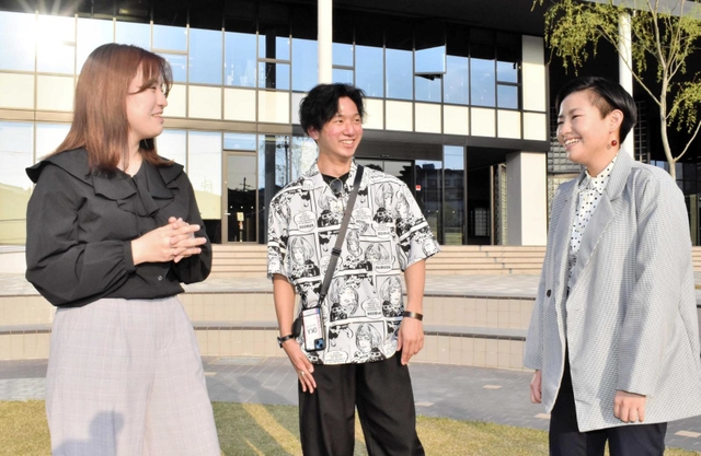 沖縄出身の（左から）島袋凜さん、大嵩洸輝さん、島袋あおいさん＝芸術文化観光専門職大学