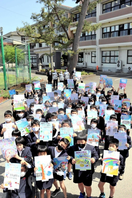 ポスターを描いた児童ら＝豊岡小学校