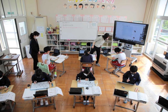 複式学級で算数を勉強する３・４年生。人数が少ない分、きめ細やかに指導できるメリットも大きいという＝佐津小学校