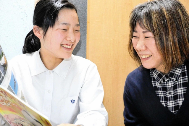 コウノトリから自然環境を学ぶ母の前野亜希子さん（右）と娘の瑞歩さん＝豊岡市城崎町