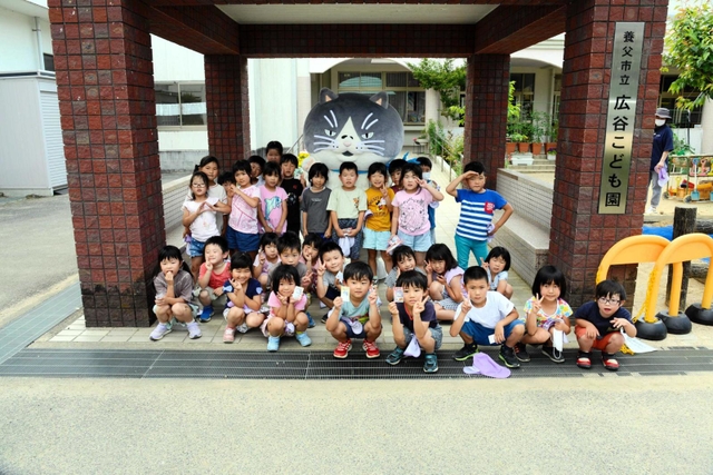 広谷こども園の園児らと記念撮影するマル＝養父市広谷
