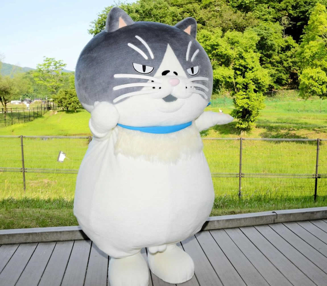 コウノトリの郷公園を訪れたマル。手には野生のコウノトリが＝豊岡市祥雲寺
