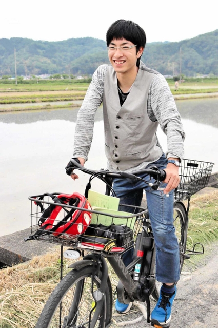 自転車で３０キロ以上を走り、巣塔を巡る安田高祐さん＝豊岡市