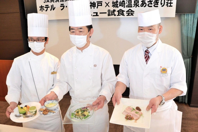 新メニューを開発した（左から）朝田翔太さん、小笠原靖彦さん、井上一司さん＝あさぎり荘