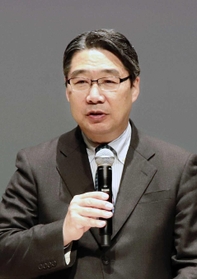 憲法と教育をテーマに講演する前川喜平さん＝豊岡市民プラザ